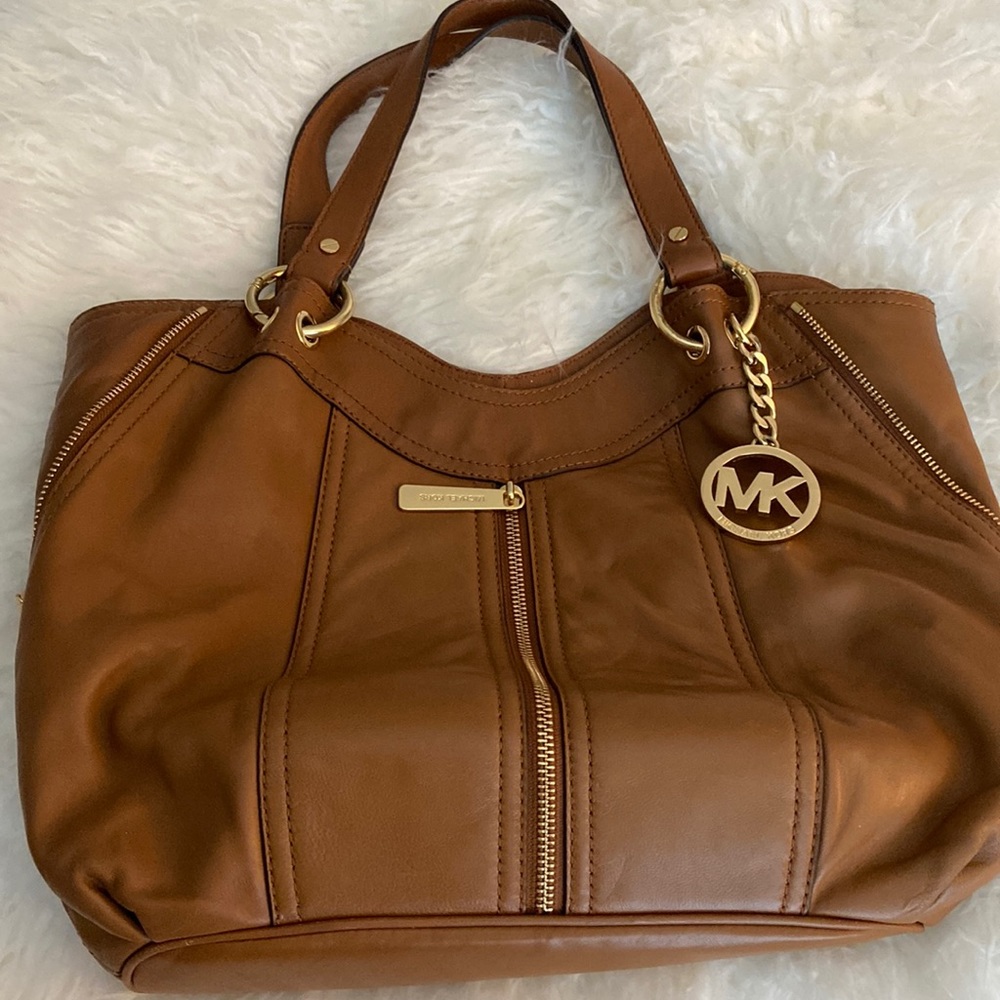 Gorgeous, great condition, soft lamb leather Michael Kors handbag.